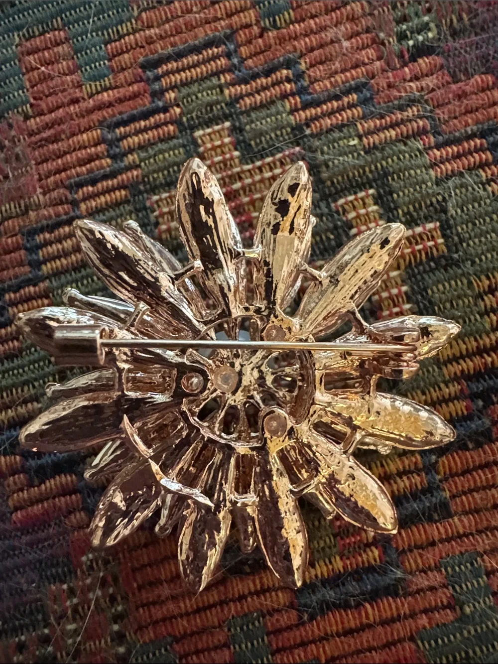 NWOT Emerald Crystal Flower Brooch with Faux Pearl Center